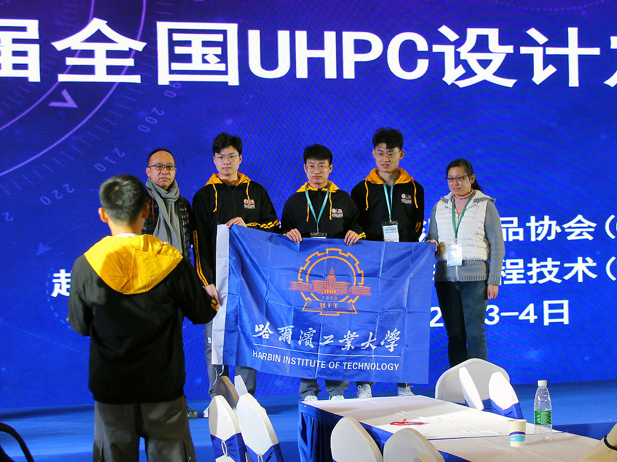 换一种表述来描述下面这段话：虽然UHPC拥有诸多的优异性能但是UHPC检测方法多是参照普通混凝土耐久性能试验方法进行检测甚至桥梁结构设计也是参考现行混凝土结构设计规范直接忽略UHPC抗拉性能的应用故现行的标准规范无法体现UHPC结构的实际性能。同时UHPC构件的受力分析多采用缩尺模型来研究缺少足尺构件的试验研究从而不能准确预判UHPC在结构中所体现出来的整体性能。另外钢纤维在UHPC中分散性直接影