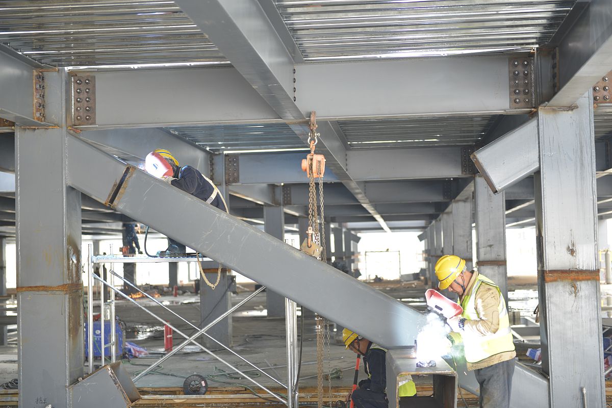 在建筑施工操作上为了方便将混凝土输送到高处常需要用到对应的垂直举升机构目前市场上的垂直举升机构的种类较多且大多数的垂直举升机构上均设置有盛装混凝土的存储斗但是常规的建筑施工用混凝土垂直举升机构上的存储斗部位缺少对应的盖板不能实现对存储斗进行封盖容易造成在举升过程中出现混凝土掉落的情况存在一定的安全隐患给使用者带来不便改写这段话让语句更加通顺优美