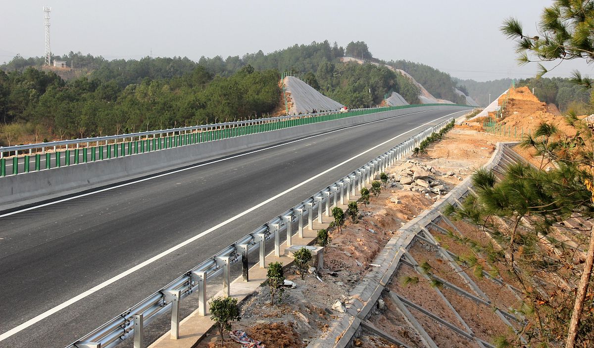 S镇水陆交通十分便利渌江流经境内四季通航S313线横穿东西方连接京港澳高速公路、平汝高速公路属于市县半小时经济圈和以市县城为中心的三星拱月乡镇之一。近两年S镇大力开展基础设施建设拓宽改造铺筑水泥路面615公里公路四通八达形成二纵三横的交通网络。未来还有规划的长株潭南环线长株攸快速路等建设。改写