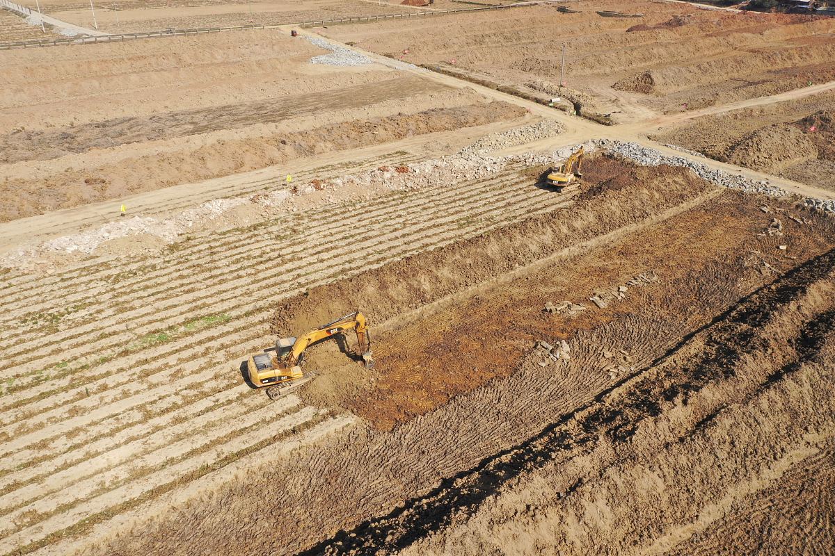 2021年1月12日,工人在贵州省榕江县车江大坝高标准农田建设现场施工(