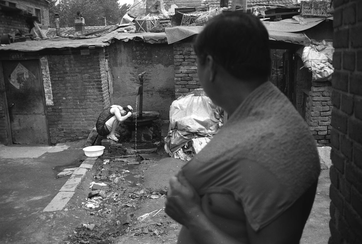 父母是同年同月走了兄弟同住农村一幢楼都出去打工这样合适吗