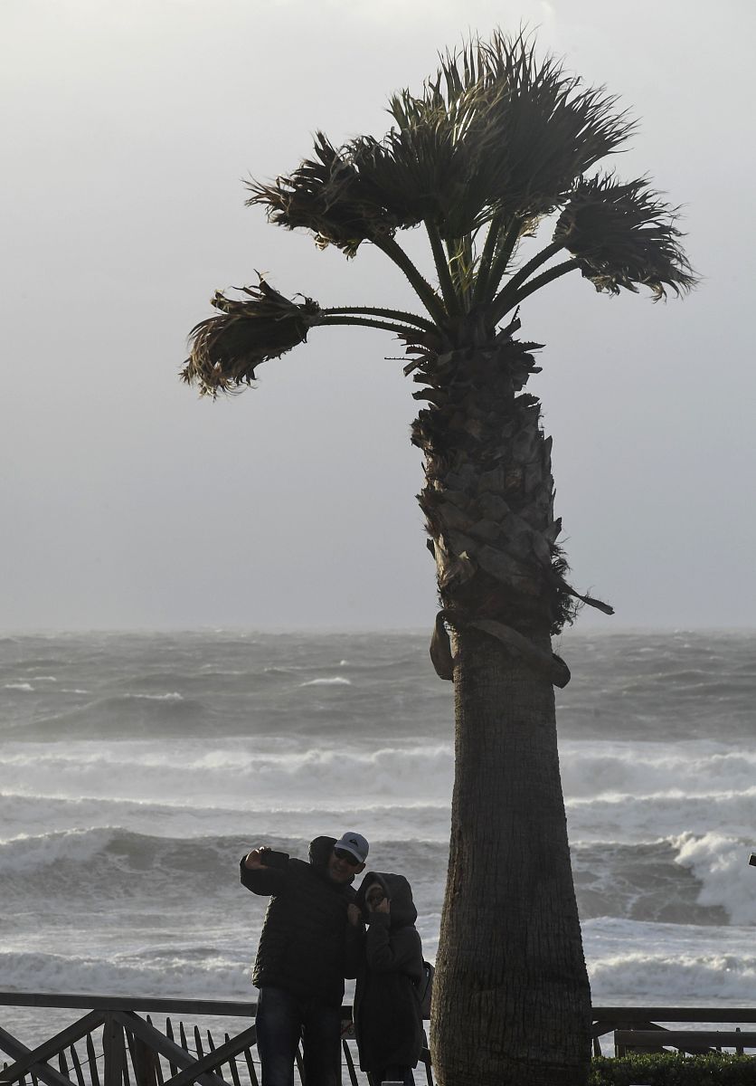 312 Cargo Pieces Damaged by Water, Rust Marks Appear