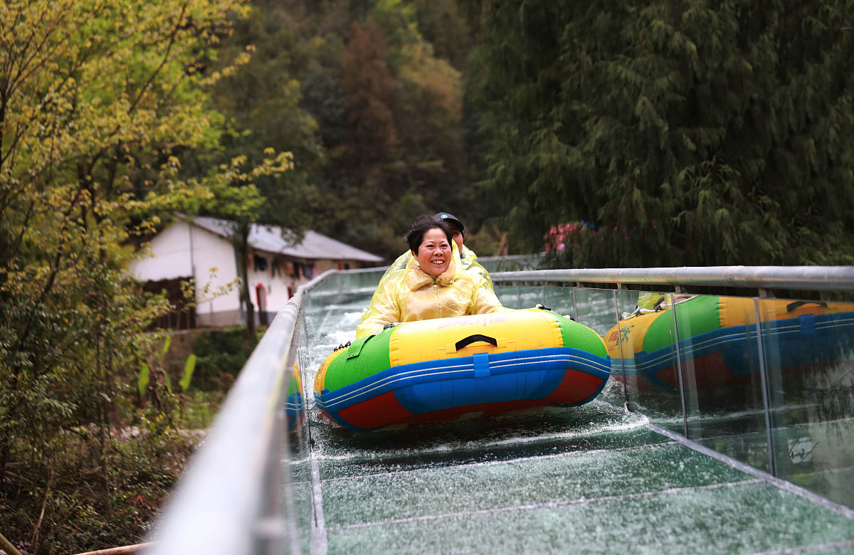 归纳总结生物大分子物质的结构和功能尽量详细点生物大分子物质包括蛋白质、核酸、多糖和脂类等。它们的结构和功能如下：1 蛋白质：由氨基酸组成的长链状分子。蛋白质的结构包括四级结构：一级结构是氨基酸的线性排列；二级结构是氢键和其他化学键的形成使得蛋白质形成α-螺旋、β-折叠等结构；三级结构是蛋白质的空间结构由二级结构的折叠和结合形成；四级结构是由多个蛋白质分子组成的复合体。蛋白质的功能包括酶、结构蛋白、