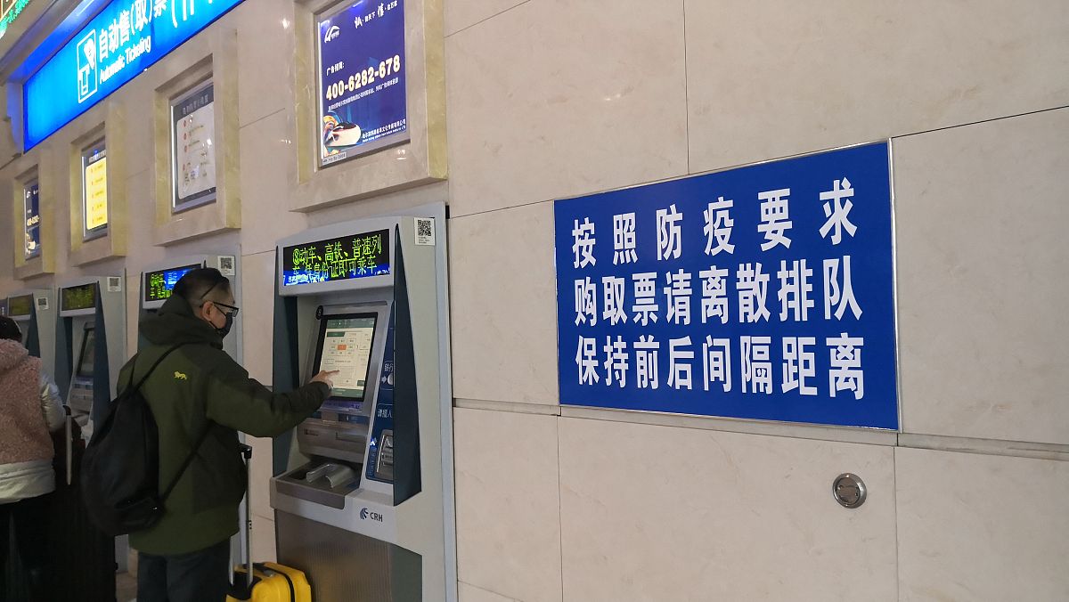 作为中国企业或公民如何安全生活在乌干达翠鸟油田项目的区域或所在国家和城市有什么建议？请列3点要求每点有标题和要求不少于200字