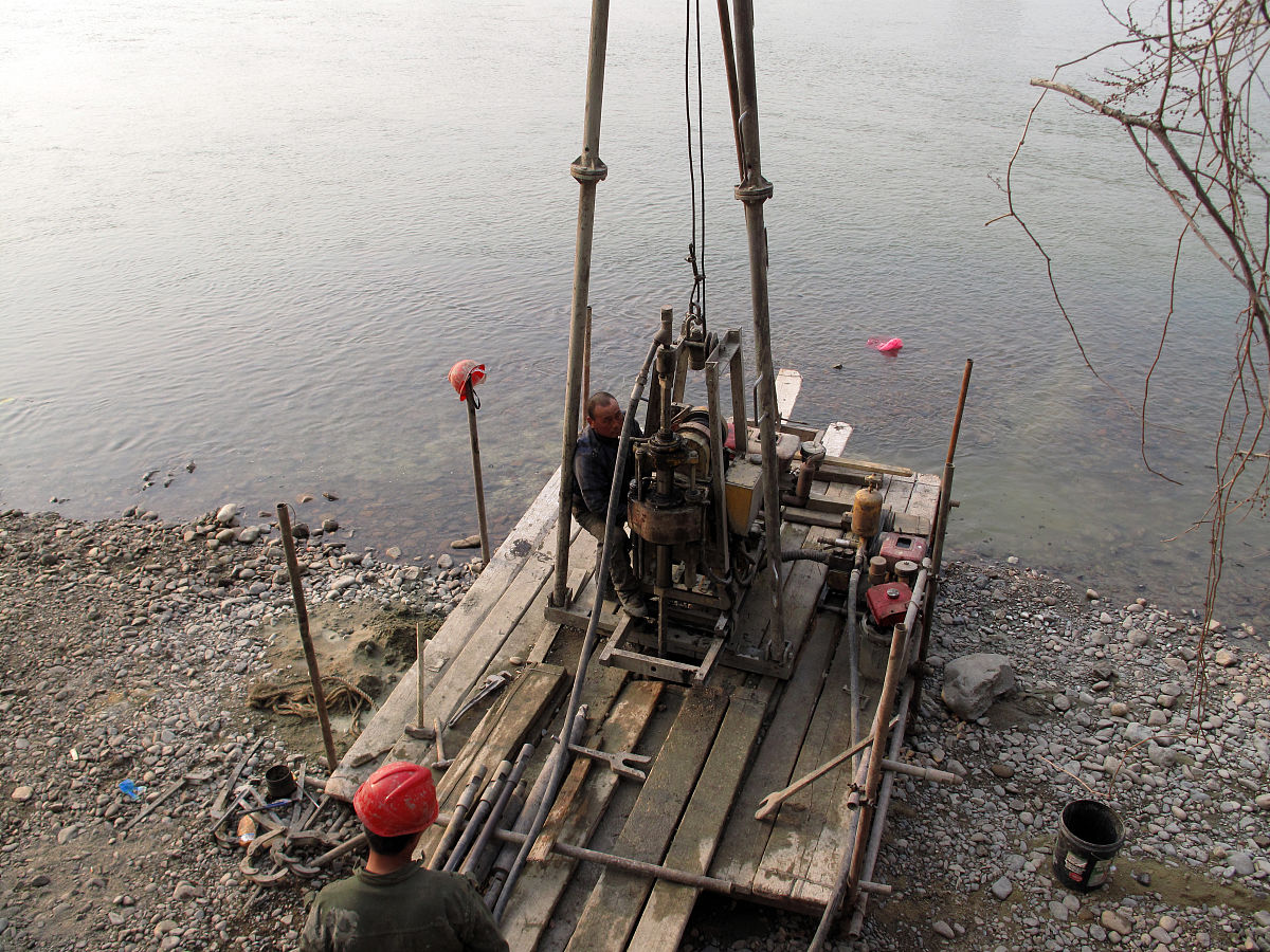 钻孔底泥取样装置