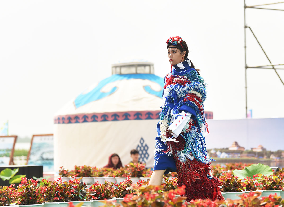 2021年7月10日,吉林松原,查干湖,独具地域特色的蒙古族服饰展.