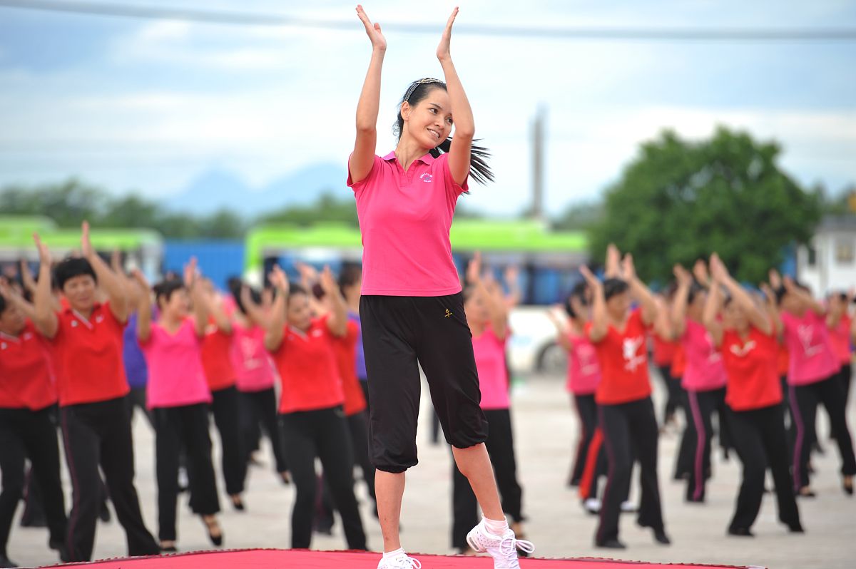老年人运动会活力四射，身手矫健令人赞叹！