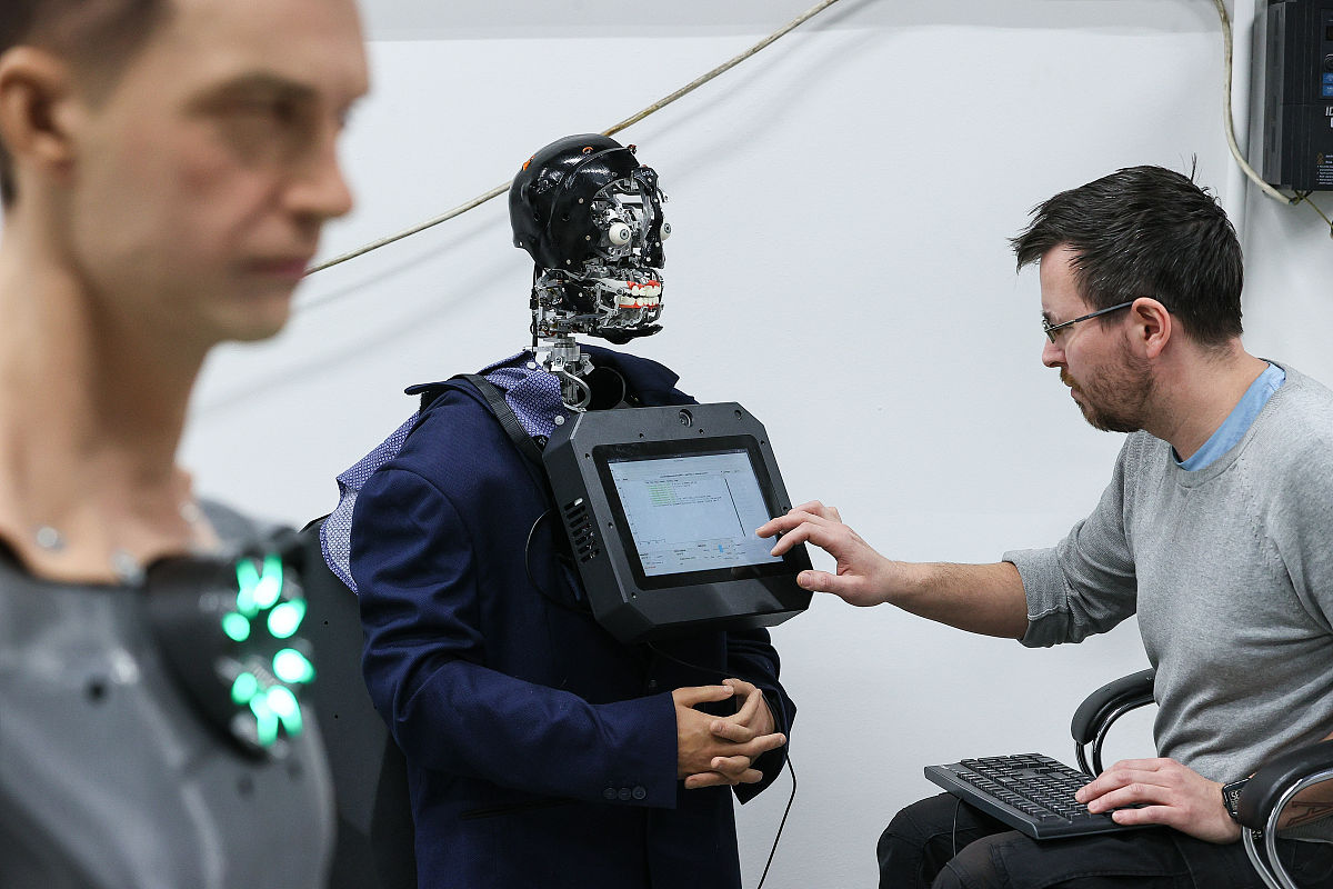 此外人工智能技术还可以分析击剑运动员的表现和技能为教练提供更详细和准确的反馈以帮助运动员改善技能和提高表现。因此击剑动作的AI识别不仅对人类运动员有用也可以帮助人工智能系统更好地理解和模拟人类运动从而推动人工智能技术的发展。总之研究AI击剑动作识别的背景和意义是多方面的包括提高现有的击剑动作识别精度和效率、推动击剑运动的发展和普及、提高人工智能系统的运动理解和模拟能力等这些都是非常有价值的发展方向