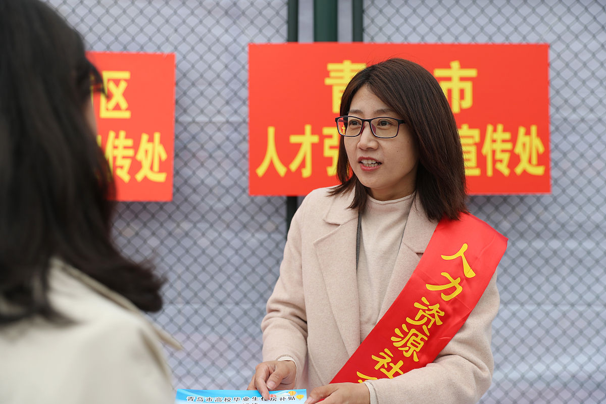 俞美英希望竞选南京市文明家庭请将她的500字的个人陈述扩容至2000字充分写出她竞选的优势以及理由个人陈述2021年7月的禄口机场疫情打了南京一个措手不及在一次次全员核酸中我看到了医护人员和社区工作人员的不容易他们在烈日下挥洒汗水、喊破喉咙全力保障每一次全员核酸的顺利进行。每一次参加核酸检测我都被他们深深触动。2022年3月南京又一次打响疫情防控阻击战当我看到网格员发的招募志愿者通知时我激动极了心