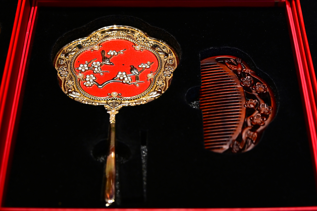 列举一些传统工艺美术打造成文创产品的实例