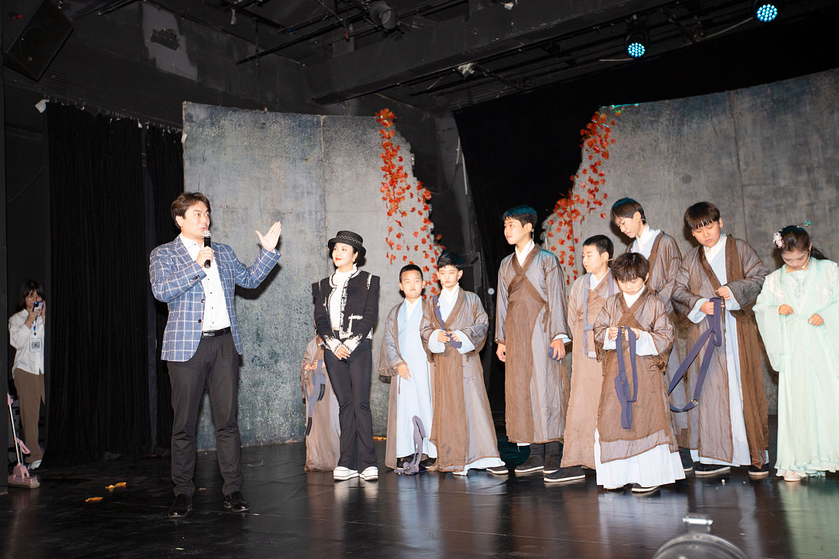 以一条建筑风格为民国风的步行商业街为背景创作一个沉浸式换装跑团剧本不涉及到步行街商家可加入AR元素步行街内有超大BB机和大哥大等雕塑可以借用要求所有玩家作为一个整体不要分散同时不要出现谋杀、阴谋之类的字眼积极向上一点要注重趣味性和对年轻人的吸引力可以参考电影《夏洛特烦恼》