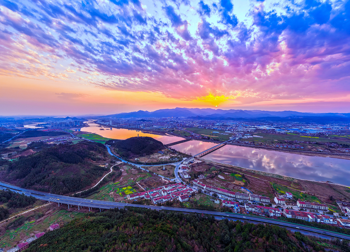 2026年2月21日,江西南城,盱江两岸风光如画.夕阳西下,