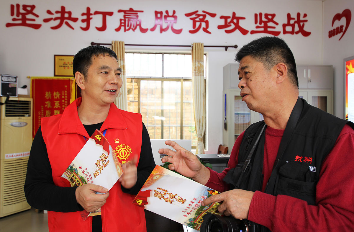 你是精准扶贫助理帮扶对象小姜经常找你帮忙而且还让你帮亲戚朋友的忙你