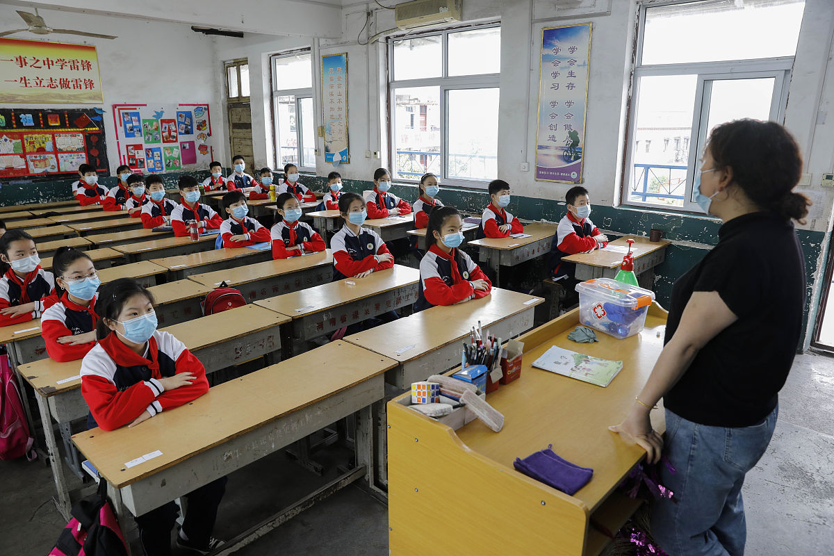 2020年5月8日,河南省平顶山市宝丰县西城门小学老师在给学生们上"开学