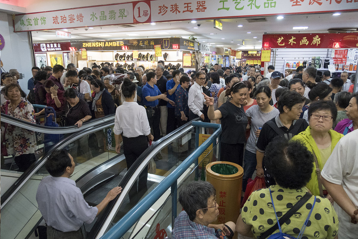 2017年9月11日,北京,天意小商品批发市场内人头攒动.
