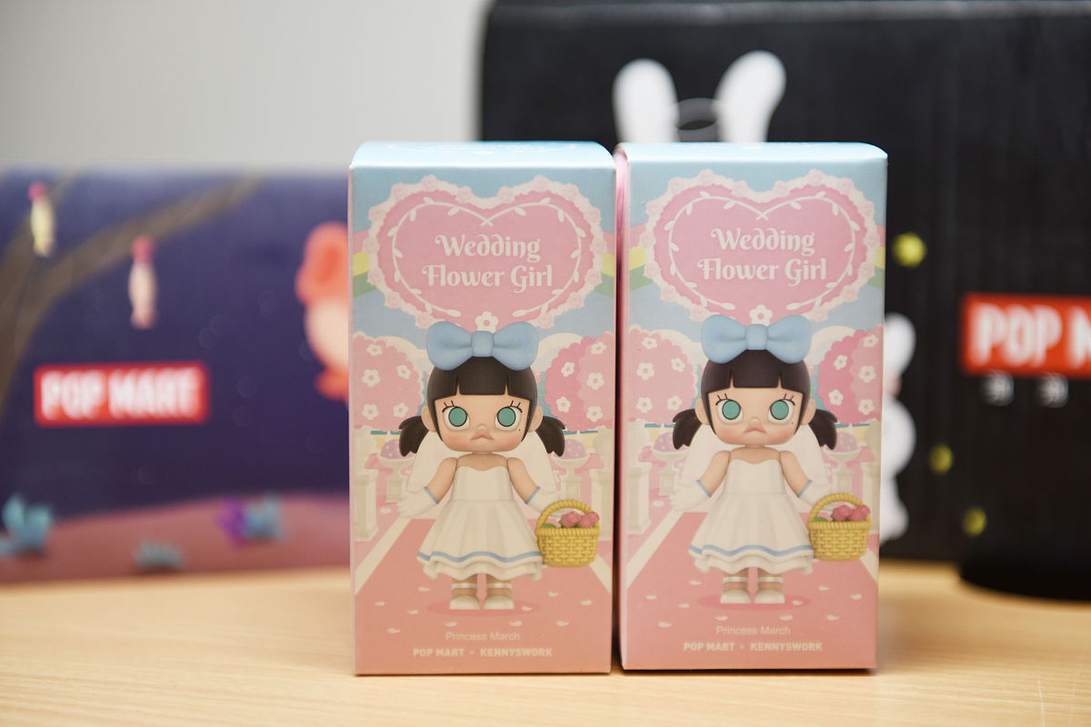 作为新化妆品公司通过与偶像后援会合作将产品进行与偶像相关的特殊外包装设计作为专辑特典或者生日等活动特典即周边由偶像后援会进行宣传并销售帮我写出该项目的战略问题