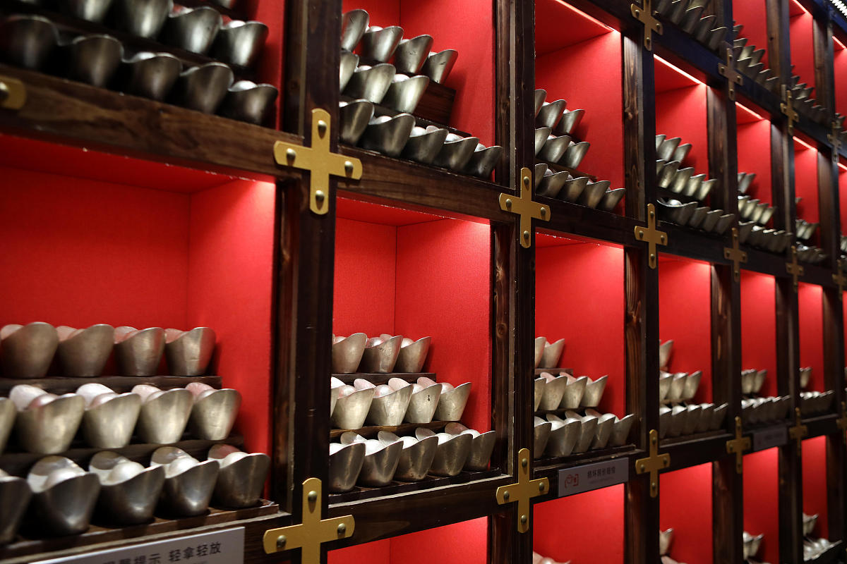 请向成都地铁官方写一封建议建议成都地铁10号线三期的武侯祠站改名为锦里武侯祠站理由要强调锦里和武侯祠在成都历史和空间上的不可分割性以及二者在成都旅游的重要地位