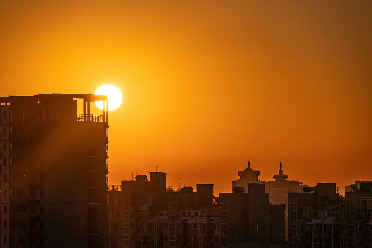 帮我描述一下早晨的太阳照耀城市的景象