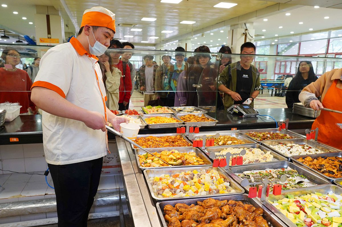 核工业学校食堂环境怎么样？菜品种类丰富吗？