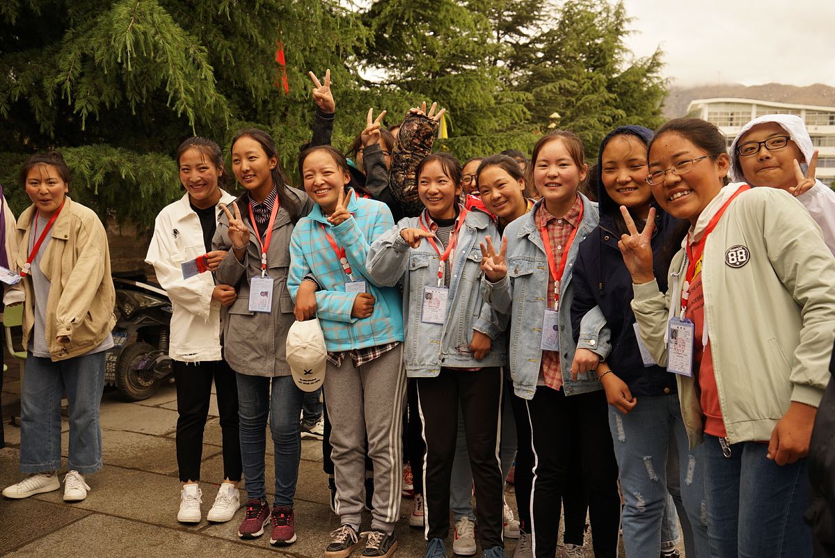 我是九岘初级中学老师我现在要带领我们班四十名学生去九岘春游一天交通工具是自行车请为我制定一份计划。春游地点：桂花园林场。活动有：龙池野炊、秦直道徒步、植物标本采集早上七点出发晚上六点返回。计划如下：时间 活动700 am 准时出发骑自行车前往桂花园林场900 am 到达桂花园林场开始龙池野炊活动1200 pm 午餐时间自备午餐或