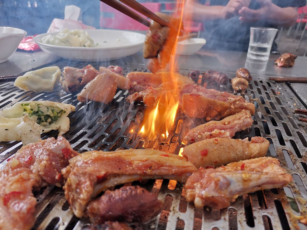 西昌火盆烧烤：特色美食，没有品牌却满城飘香