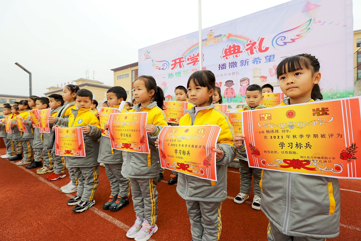 石牌镇小学举行亲子阅读模范家庭颁奖礼留守儿童 爷爷奶奶 哥哥姐姐 爸爸妈妈