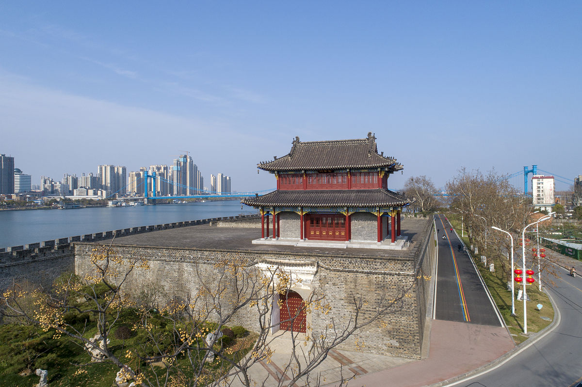 2021年3月3日,湖北省襄阳市,襄阳古城震华门城楼瓮城,城市风光.