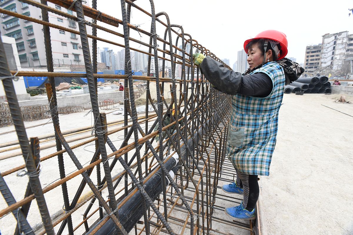 2018年12月12日,探访贵阳人民大道施工现场,工人加班加点紧张作业,确