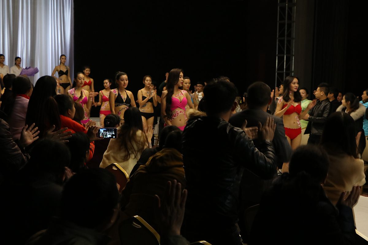 2016年11月22日,宜昌,大电影《爱上女模特》在湖北宜昌拍摄,摄制组上