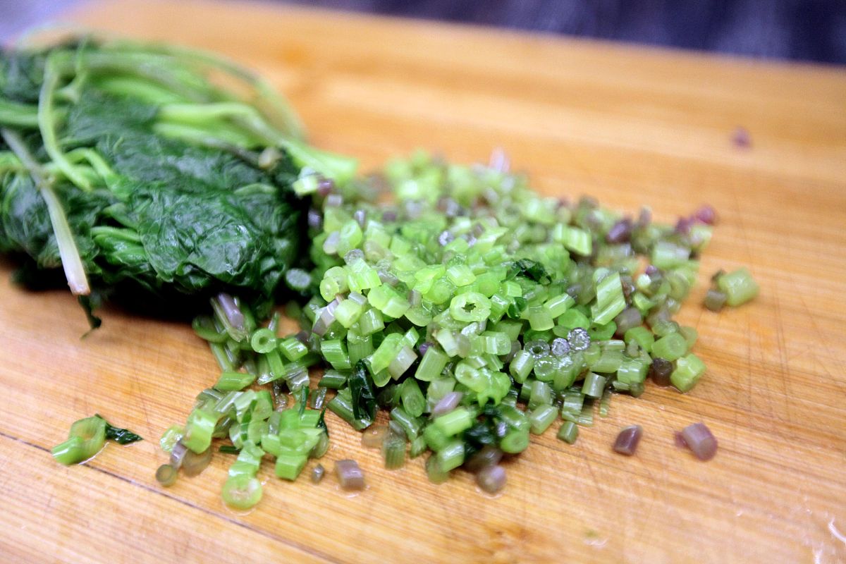 【大叶芹饺子】的制作过程 大叶芹上案板切碎,猪肉馅加入料酒,精盐,胡