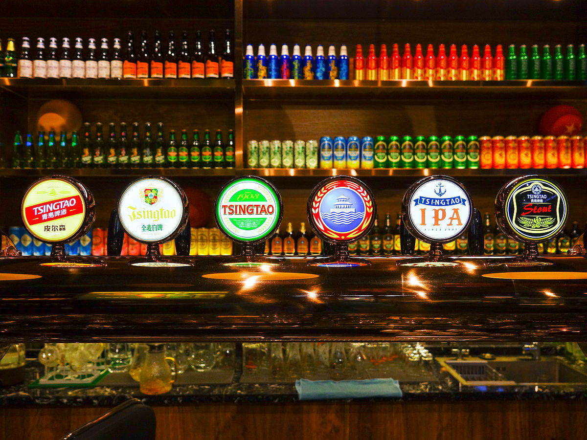 酒吧经理安卓版是一款有着丰富酒吧经营技巧的小游戏你要选择一个合适的地点来开设酒吧并开始装修和布置你的酒吧这个酒吧将是你的舞台你可以用各种装饰让你的顾客感到舒适和欢迎你需要雇佣专业的员工来帮你运营酒吧包括调酒师、服务员和保安。你要对他们进行培训并确保他们的工作效率和质量。续写这段话