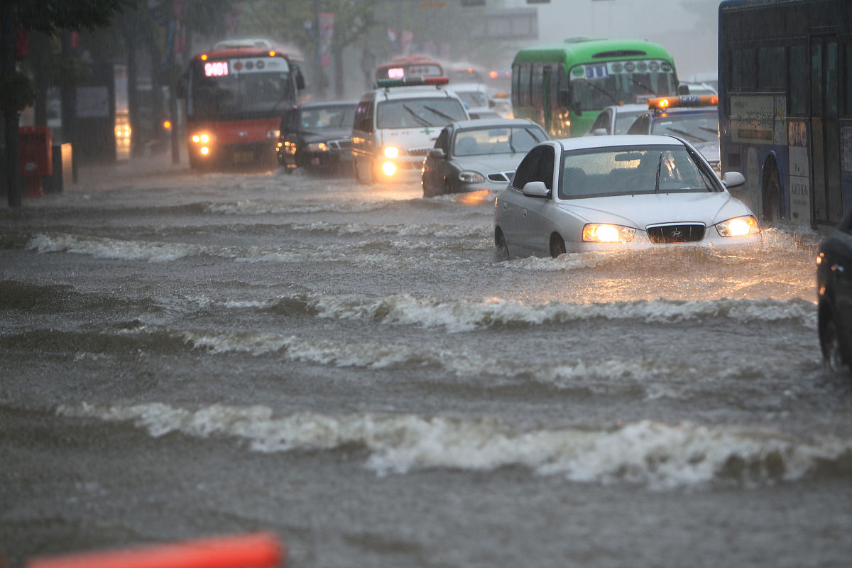 2010年9月21日,韩国首尔下起大雨,数条街道被淹.2010年9月21日,韩国首
