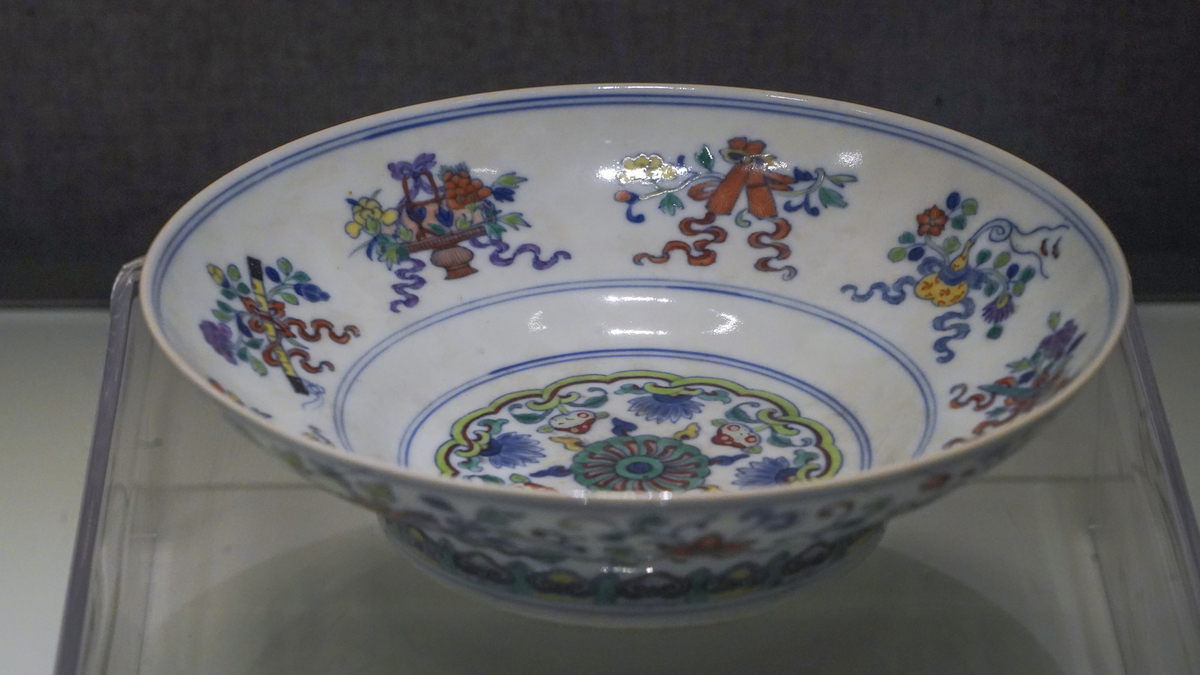 真如堂瓷器价格高昂的原因：历史、工艺、收藏价值与烧制技术