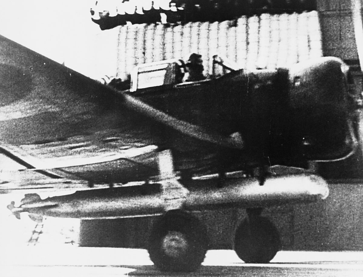 1942年6月,一架日军鱼雷轰炸机准备起飞,前往参加中途岛海战.a japane