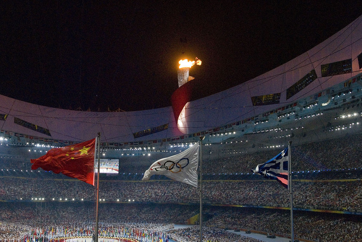 双奥之城闪耀世界。两次奥运会都显示了中国体育发展的新高度展示了中国综合国力的跨越式发展也见证了你从懵懂儿童向有为青年的跨越。亲历其中你能感受到体育的荣耀和国家的强盛；未来前行你将融入民族复兴的澎湃春潮。卓越永无止境跨越永不停歇。请结合以上材料以跨越再跨越为主题写一篇文章体现你的感受与思考。要求：选准角度确定立意明确文体自拟标题；不要套作不得抄袭；不得泄露个人信息；不少于900000字。