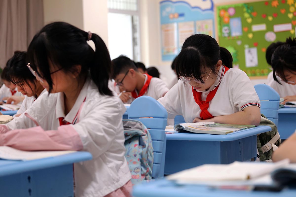 该同学在校期间能够遵守学校各项规章制度学习刻苦掌握了相关的专业知识兴趣爱好广泛用心参加各项活动并能获得师生的一致肯定。为人处世和善热情是一名合格的大学生。帮我仿写一下换个描述