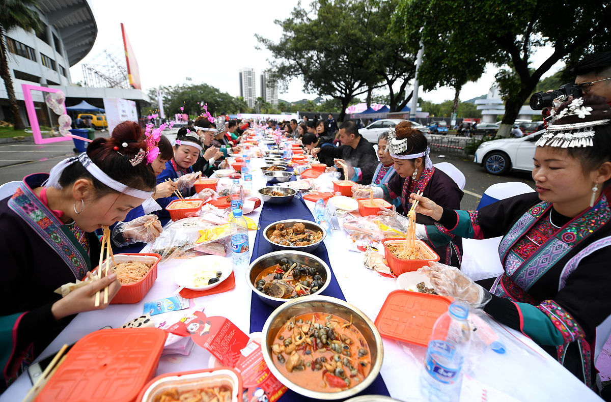 提起广西你会想到什么？柳州螺蛳粉？桂林山水甲天下？广西老表？照片跟着音乐去广西感受3三月三三月三的起源风俗哪些美食生活习惯！2三月三的音乐歌圩三月三唱的内容是什么？壮族敬酒歌刘三姐的山歌。