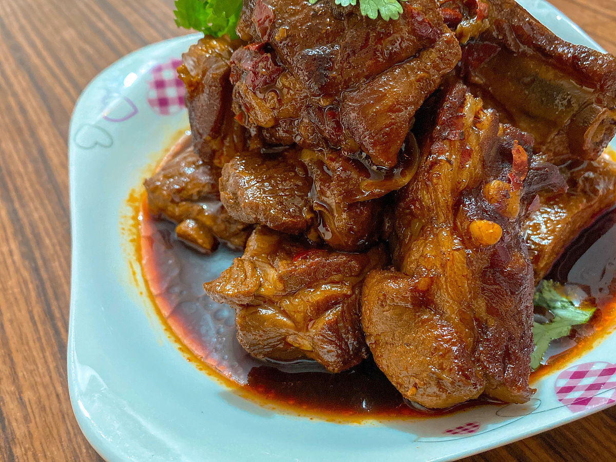 红烧排骨的颜色描写