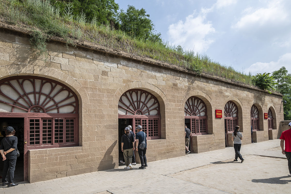 论述延安市杨家岭红色旅游景区管理和服务现状不少于500字。