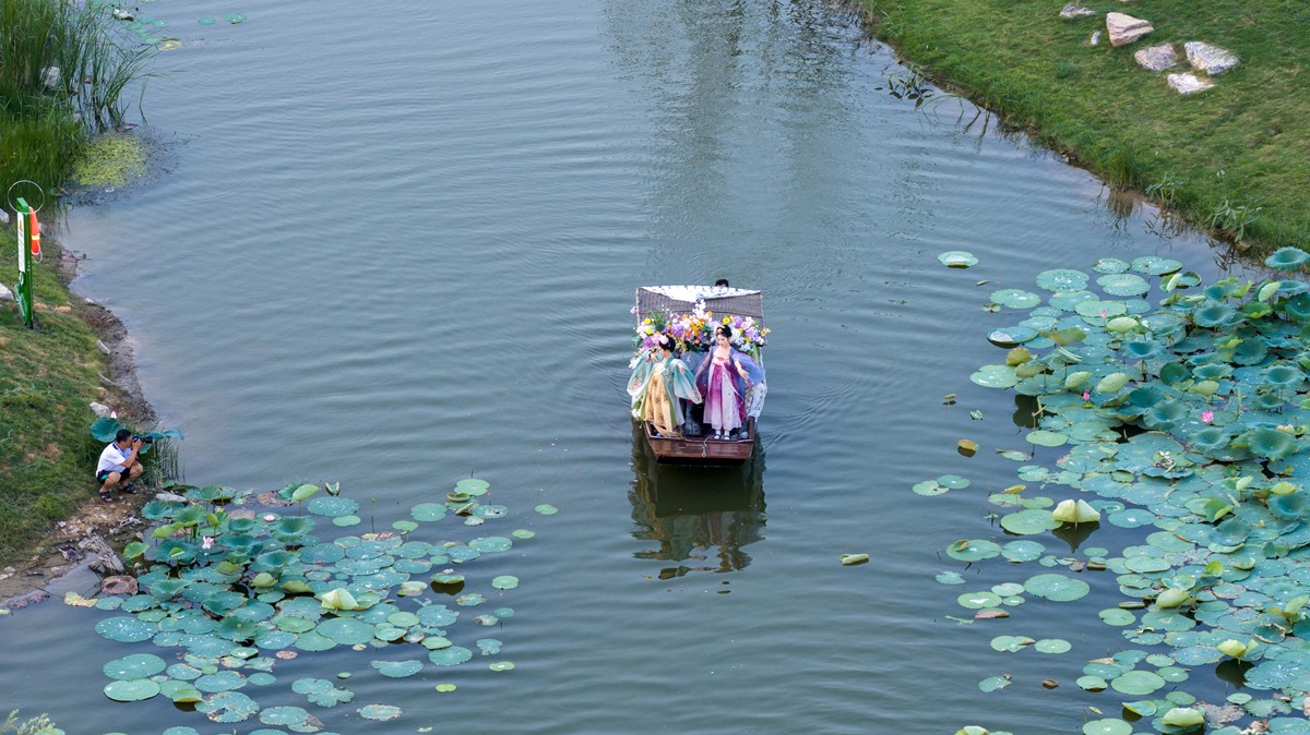 plugMjM5ODM=Sorry as an AI language model I cannot decode this plug Can you please provide more information or context about it微山湖畔五一带着孩子去游玩字数400字