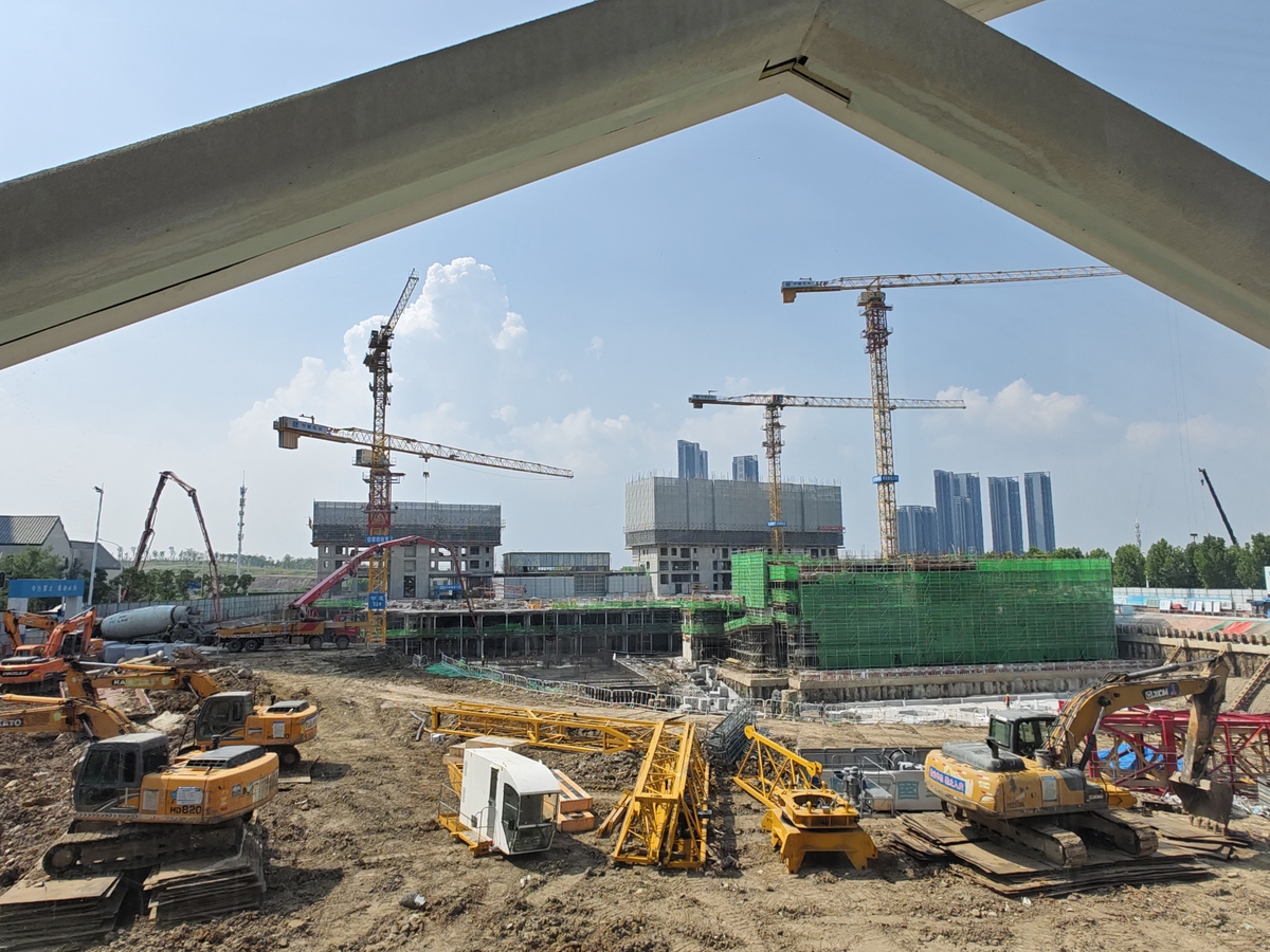 西安绿地二期房建项目施工现场安全防护堪忧