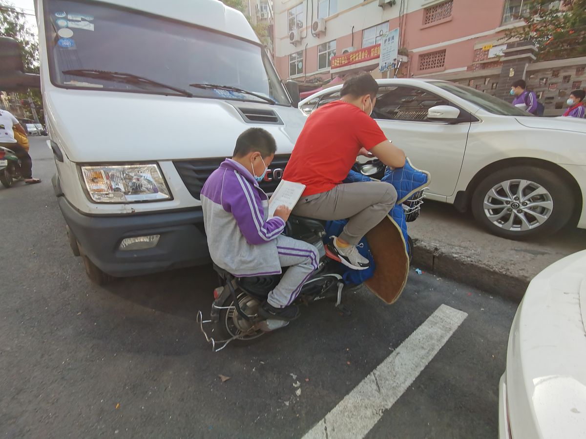 骑自行车剐蹭到路边的车辆算是交通事故吗？然后直接离开算是肇事逃逸