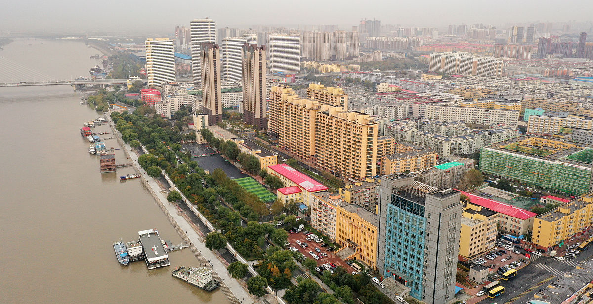 2020年10月9日,黑龙江省哈尔滨市,无人机沿松花江俯瞰老城区道外区的
