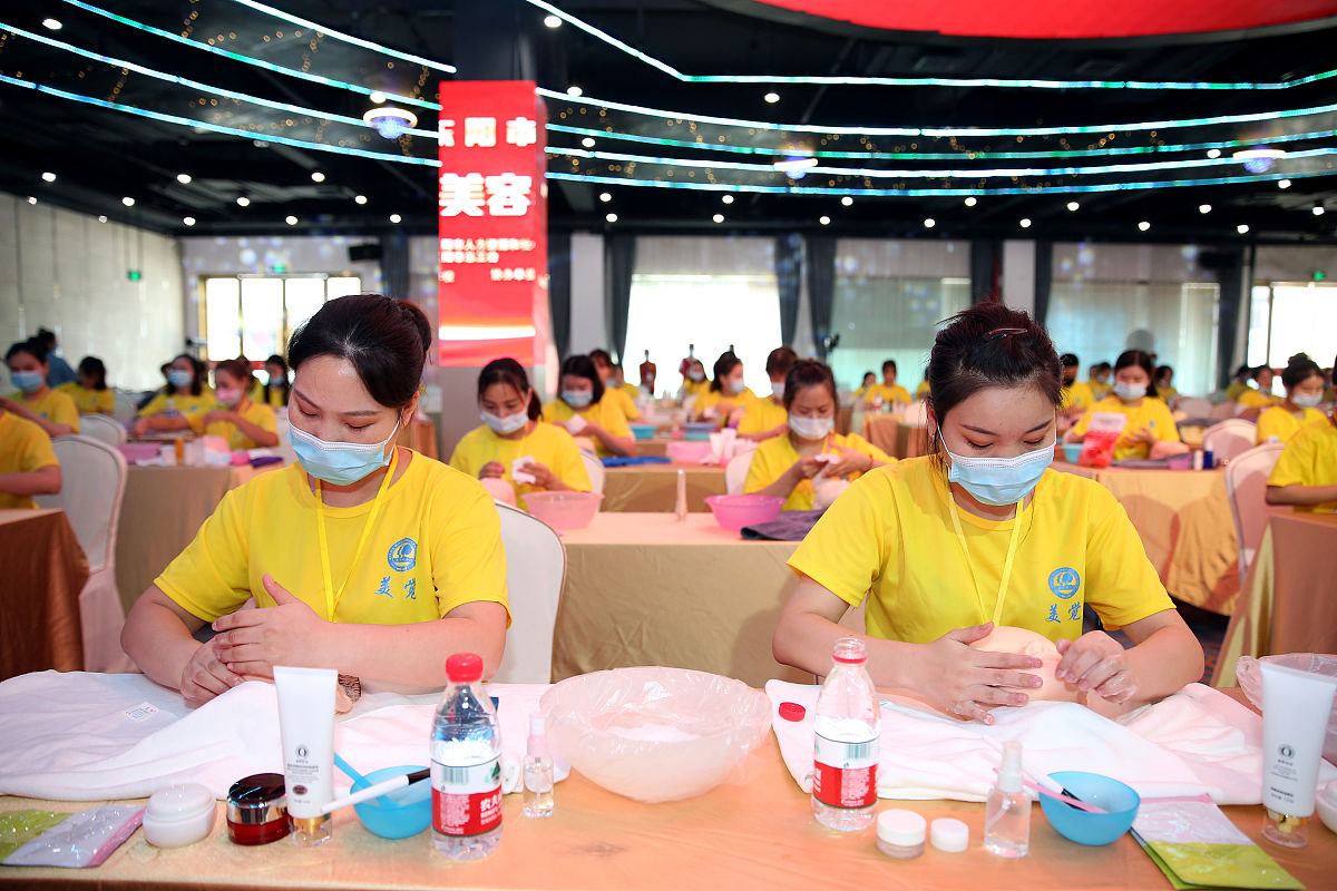 我们美容院举办了一场针对所有美容师的技能手法大赛为了提升员工专业技能和手法让员工一直不断进步能够更好的发现顾客的需求提升顾客满意度围绕以上核心写一篇文章