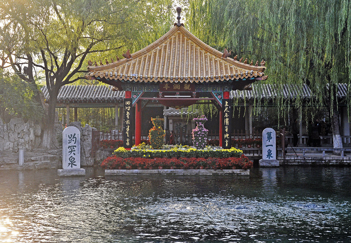 济南大明湖周边景色对联：碧波荡漾，楼阁叠嶂