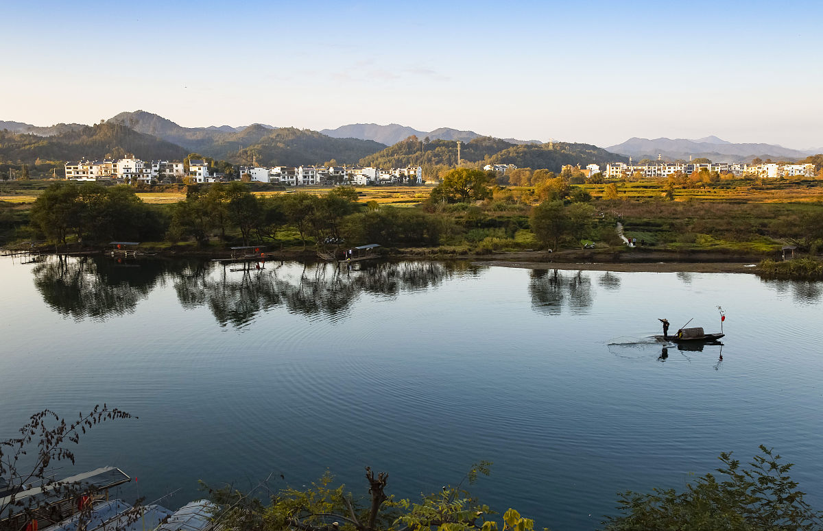 2020年11月15日,在江西上饶市婺源县月亮湾,下午四点多阳光普照大地,