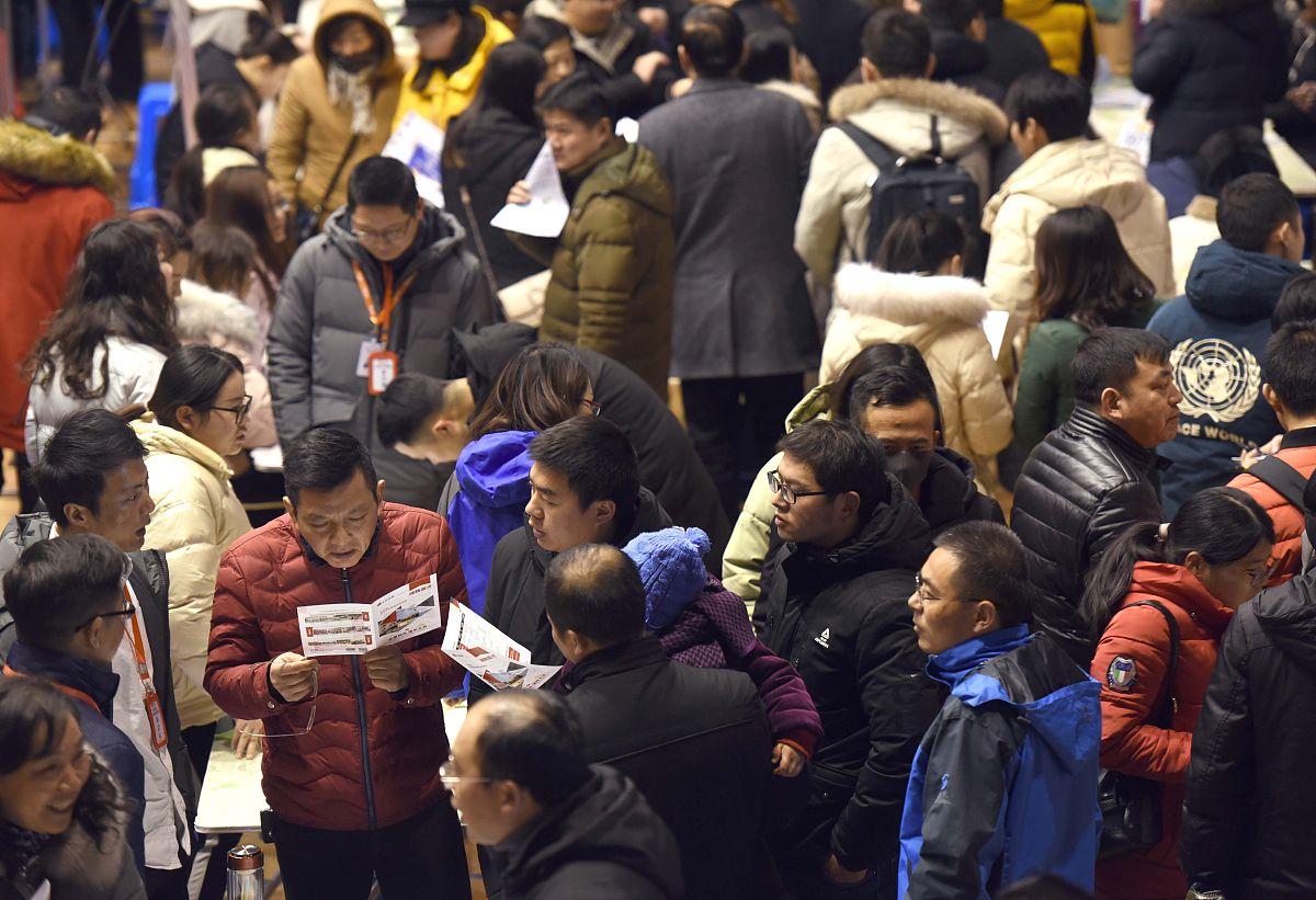 2019年2月16日,江苏淮安,新春招聘会在市区体育馆举行,金融,保险和教