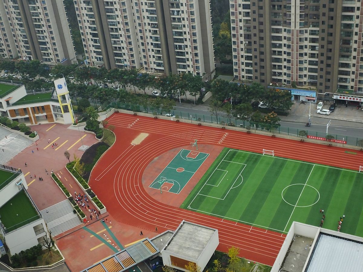 某中心小学要修一个长50米宽40米的
