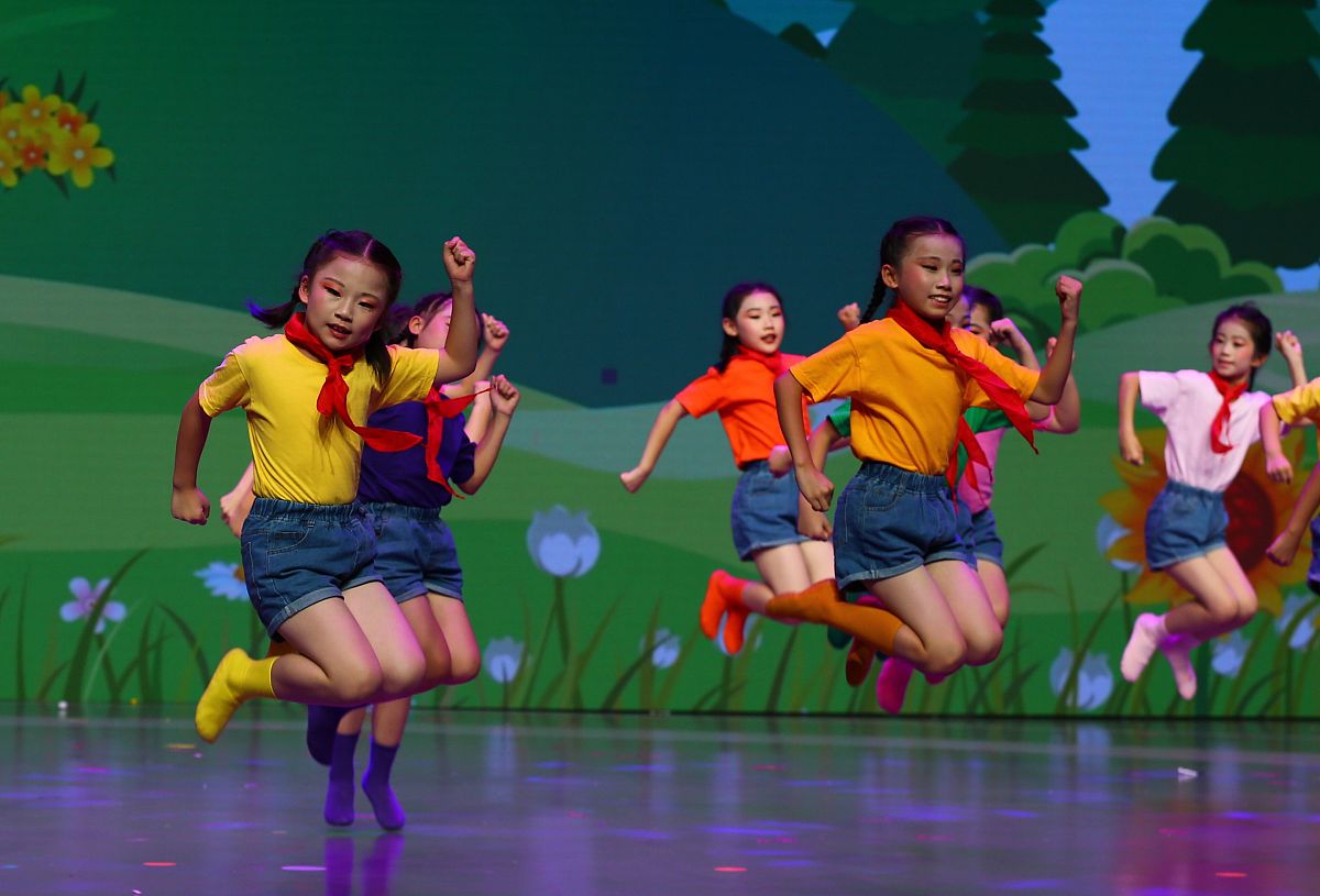 才艺展示：舞蹈、歌曲、小品、朗诵等，展现个人或团队风采