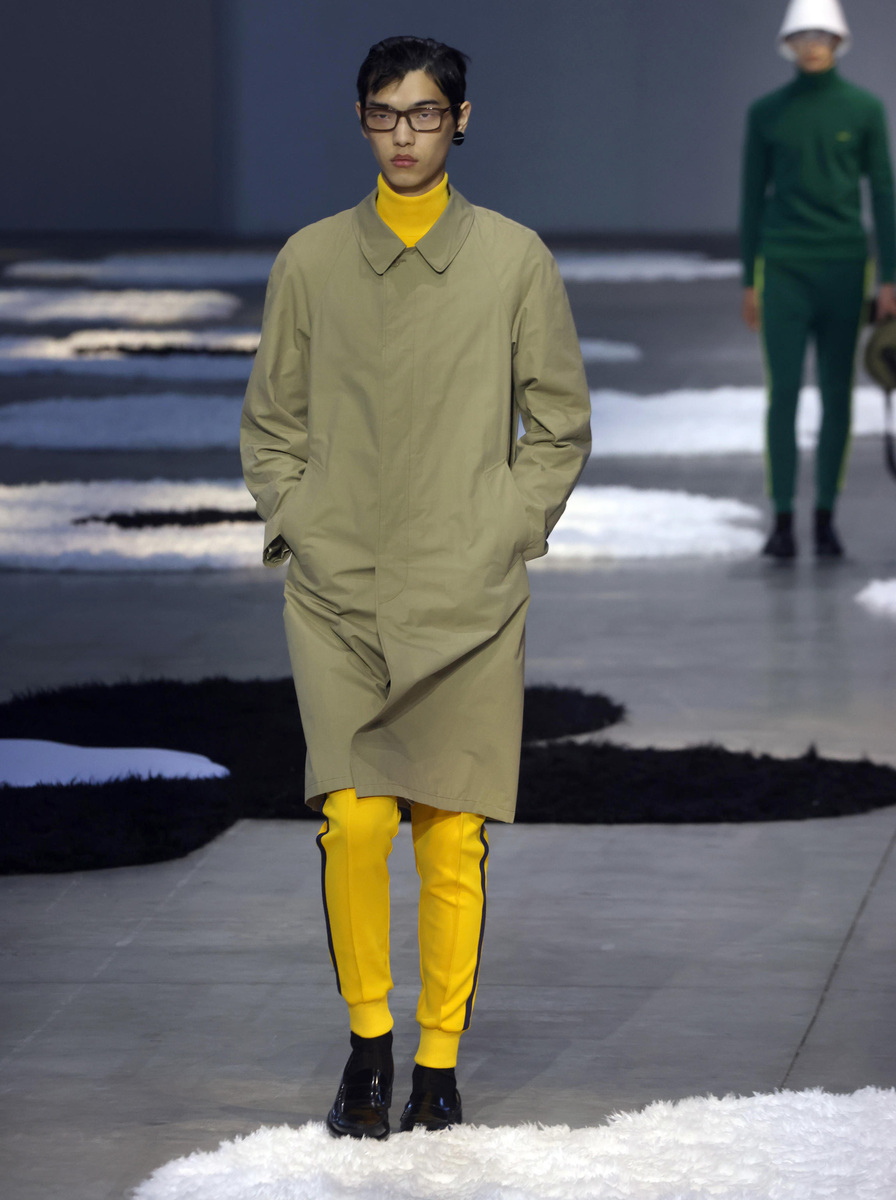 根据以下内容编写一篇时尚资讯不少于六百字：爱马仕于巴黎时装周发布2024春夏男装系列以轻柔惬意的设计演绎建筑美学。